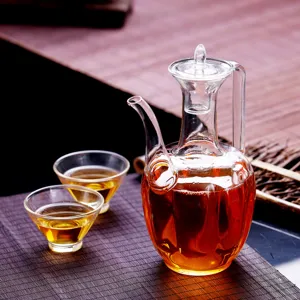 Service à thé traditionnel en verre de style Song avec deux tasses sur un tapis