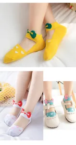Detailansichten von atmungsaktiven Kindersocken mit niedlichen Schleifen und Herzmustern