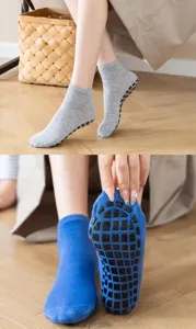 Detailansicht von Anti-Rutsch-Socken mit Gummigriffen für Yoga und Pilates Übungen.