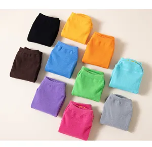 Vista detallada de calcetines antideslizantes de colores para trampolín en varios tonos