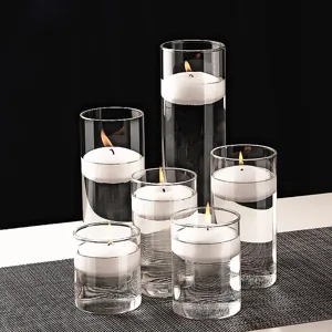 Set van helder glazen cilindervazen met drijvende kaarsen voor romantische decoratie