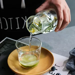 Ensemble carafe et tasse à eau en verre borosilicaté pour jus, boissons et thés glacés.