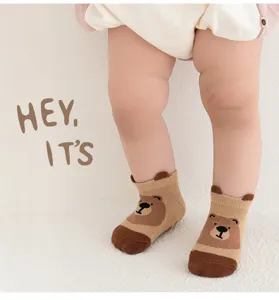 Detailansicht des niedlichen Bärenmusters auf rutschfesten Boden-Socken für Kleinkinder