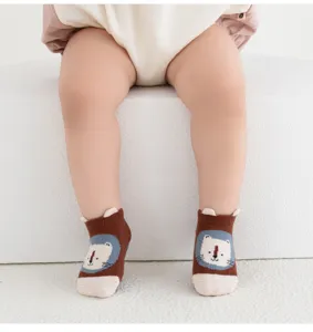 Detail von rutschfesten Babysocken mit süßem Löwenmuster und kleinen 3D-Ohren.