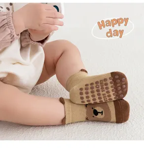 Nahaufnahme der süßen rutschfesten Babysocken mit Bärenmotiv und gummierter Sohle