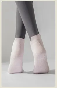 Vista dettagliata dei gommini antiscivolo in silicone su calze yoga rosa