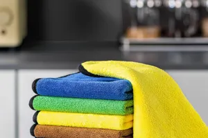 Detalle de paños de limpieza de microfibra gruesos y absorbentes, varios colores