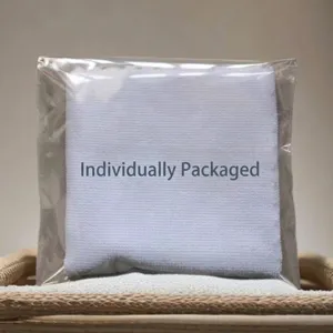 Nahaufnahme eines weißen, saugfähigen Handtuchs in Einzelverpackung