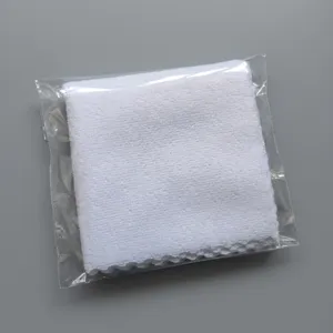 Detaillierte Ansicht eines weißen saugfähigen Handtuchs in einer Einzelverpackung