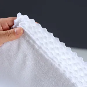Nahaufnahme eines weichen weißen Handtuchs mit Wabenstruktur und Plüschgewebe für hohe Saugkraft