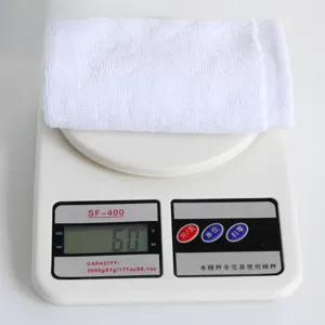Nahaufnahme eines 60g schweren weißen Baumwoll-Quadrattuchs auf einer Digitalwaage.