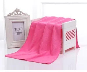 Primo piano dell'asciugamano per capelli in microfibra rosa brillante con dettagli.