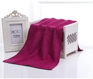 Primo piano dell'asciugamano in microfibra magenta scuro per saloni e pulizia.