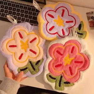 Cute flower-shaped hanging hand towel made of soft and absorbent thickened coral fleece
