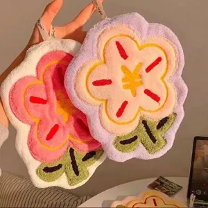 Cute flower-shaped hanging hand towel made of thick and absorbent coral fleece fabric.