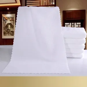 Premium saugfähiges reinweißes Hotelhandtuch mit elegantem Wellenrand für Luxus