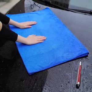Toalla grande de microfibra azul para lavado de autos en capó mojado