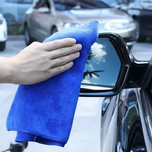Μπλε πανί από μικροΐνες που σκουπίζει τον καθρέφτη του αυτοκινήτου
