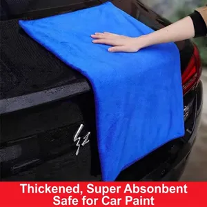 Toalla de microfibra azul para el lavado y limpieza profesional de la carrocería del coche.