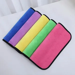 Set di cinque panni in microfibra assorbenti e colorati con dei bordi neri cuciti