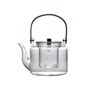 Teiera in vetro martellato con elegante manico in bambù e infusore in vetro rimovibile.