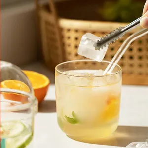 Hochborosilikat-Glasbecher mit Strohhalm für erfrischende Eissommergetränke im Alltag