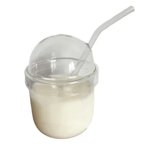 Minimalistischer Trinkbecher aus Borosilikatglas mit Kuppeldeckel und Strohhalm für Milch