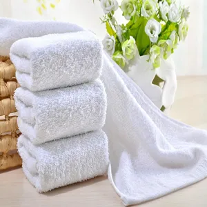 Primo piano dettagliato che mostra la trama degli asciugamani di cotone bianco per spa e hotel
