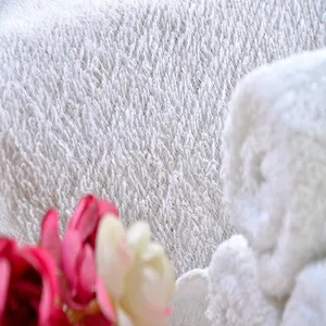 Vista macro dettagliata dell'asciugamano di cotone bianco con morbidi anelli assorbenti