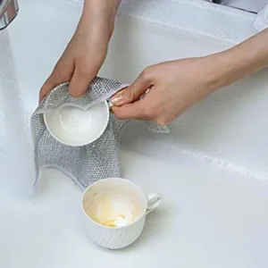 Vue détaillée du chiffon de nettoyage en maille métallique frottant une tasse