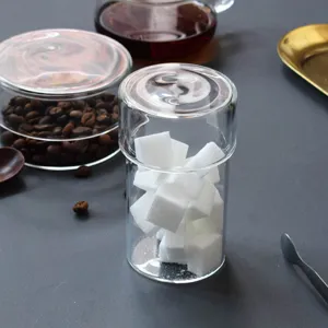 Ensemble de bocaux en verre transparent avec carrés de sucre et grains de café pour cuisine