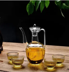 Service à thé en verre de style Song vintage avec quatre tasses assorties sur table en bois