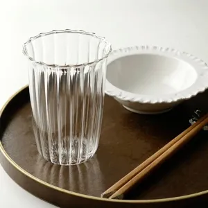 Elegante bicchiere in vetro borosilicato con strisce verticali e bordo ondulato per succo.