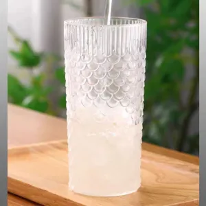 Nahaufnahme eines kreativen Glasbechers mit einzigartiger Fischschuppen-Relieftextur