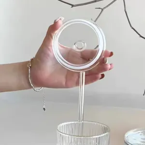 Detailansicht eines transparenten Glasdeckels mit Dichtungsring und Glasstrohhalm