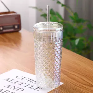 Irisierendes Glas mit Meerjungfrau-Schuppenrelief, Deckel und Strohhalm für Kaffee