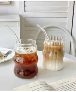 Detailansicht von zwei geriffelten Gläsern aus Borosilikatglas mit Eiskaffee und Milchkaffee