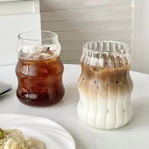Ästhetische Borosilikatglastassen mit Riffel- und Spiralstruktur für Eiskaffee