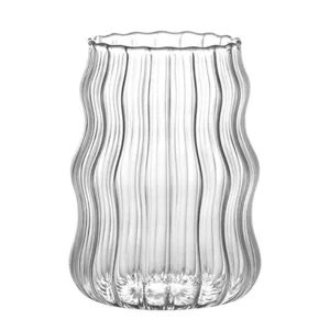 Eleganter gerippter Glasbecher im Wolkendesign für Milch und Kaffeespezialitäten
