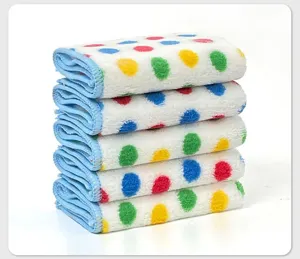 Detailansicht gestapelter Polka-Dot-Korallenfleece-Handtücher mit blauen Rändern
