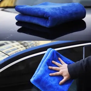 Primer plano de un paño azul de microfibra limpiando la ventana del coche eficazmente