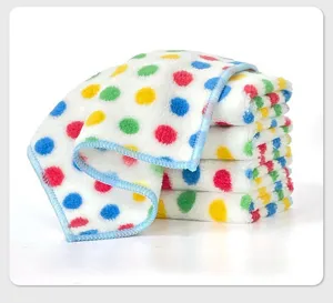 Detaillierte Makroaufnahme von bunten Polka-Dot-Küchen-Reinigungstüchern aus Korallenvlies.
