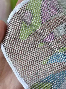 Détail macro montrant la texture du treillis métallique argenté d'un chiffon durable.
