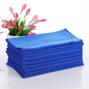 Pila de paños de limpieza de microfibra azul altamente absorbentes para hogar y coche
