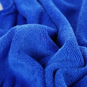 Paño de microfibra azul oscuro de alta calidad que muestra detalles de textura de bucle suave