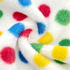 Close-up van kleurrijke polkadot koraalvlies vaatdoek met zachte absorberende textuur