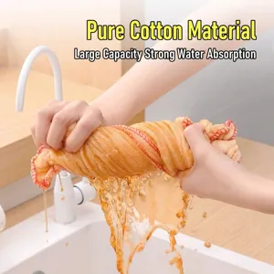 Paño de cocina de puro algodón absorbente escurrido sobre un fregadero de cocina