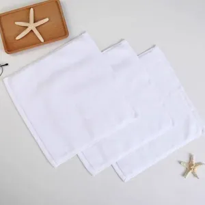 Macro-weergave van drie witte vierkante katoenen handdoeken met zachte stoffen textuur