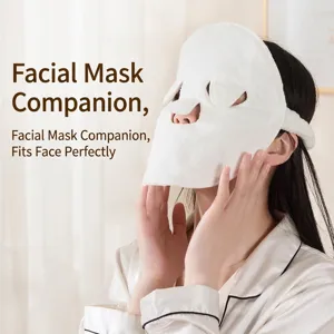 Primer plano de una toalla facial de felpa blanca para tratamientos relajantes de spa facial