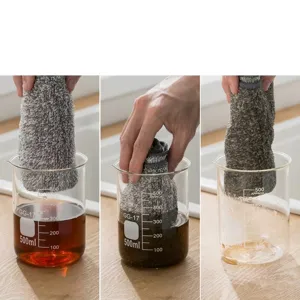 Paño de cocina de microfibra muy absorbente que absorbe el líquido en una prueba de vaso